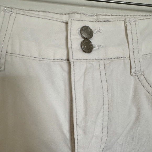 Bandolino Blu White Capris - Picture 4 of 6